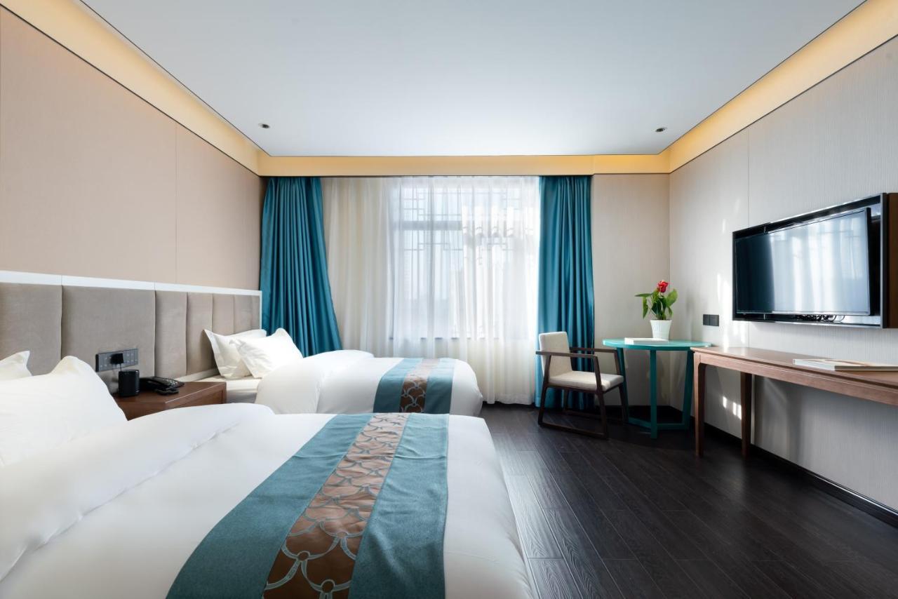 Tangfu - Located In The Center Adjacent To The Subway Station Close To Nanluoguxiang Gulou Temple Tiananmen Square Forbidden Temple Of Heaven Providing Laundry Car And Ticketing Services