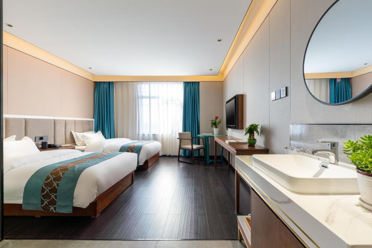 Tangfu - Located In The Center Adjacent To The Subway Station Close To Nanluoguxiang Gulou Temple Tiananmen Square Forbidden Temple Of Heaven Providing Laundry Car And Ticketing Services Peking