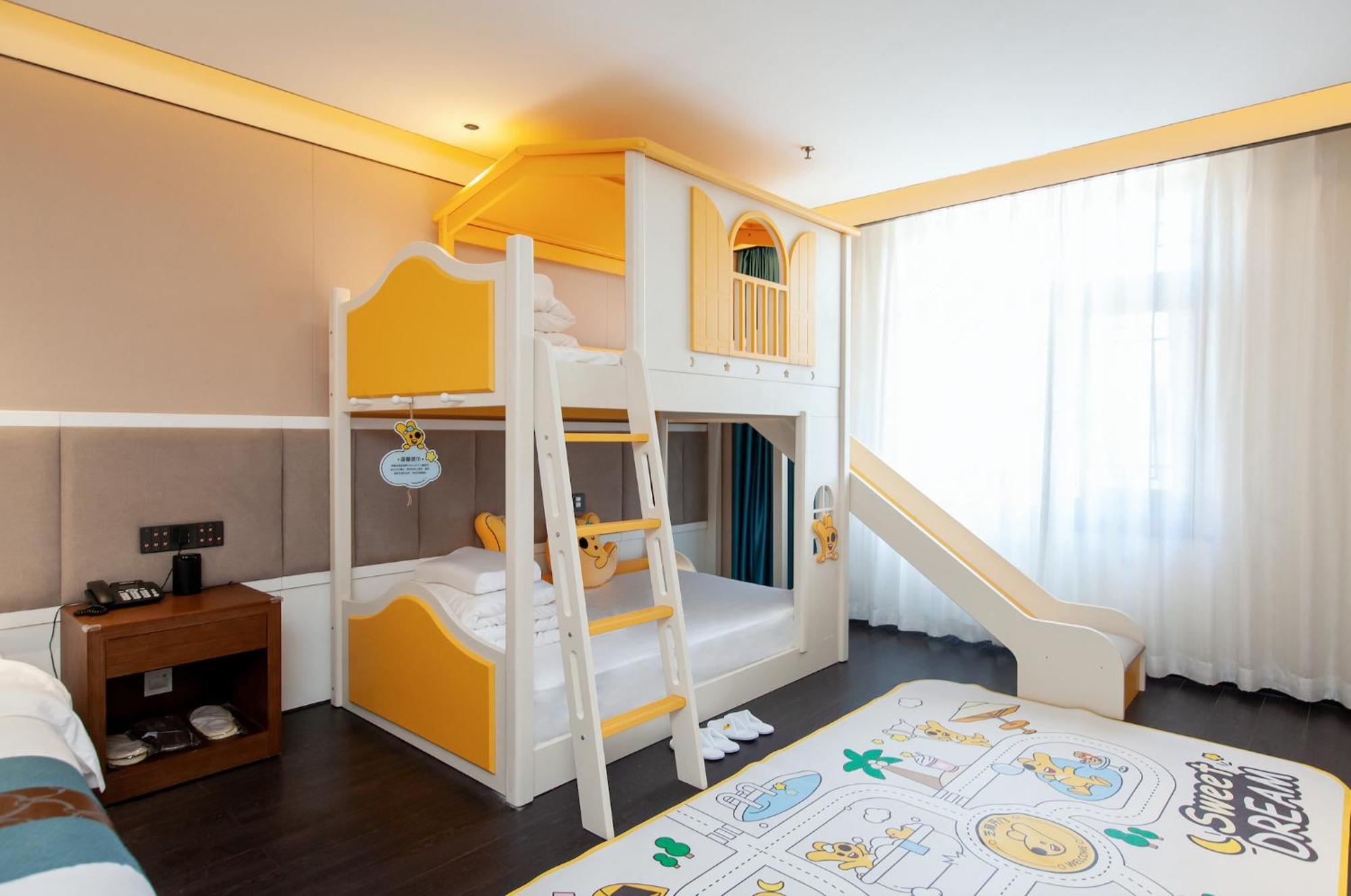 Tangfu - Located In The Center Adjacent To The Subway Station Close To Nanluoguxiang Gulou Temple Tiananmen Square Forbidden Temple Of Heaven Providing Laundry Car And Ticketing Services Peking