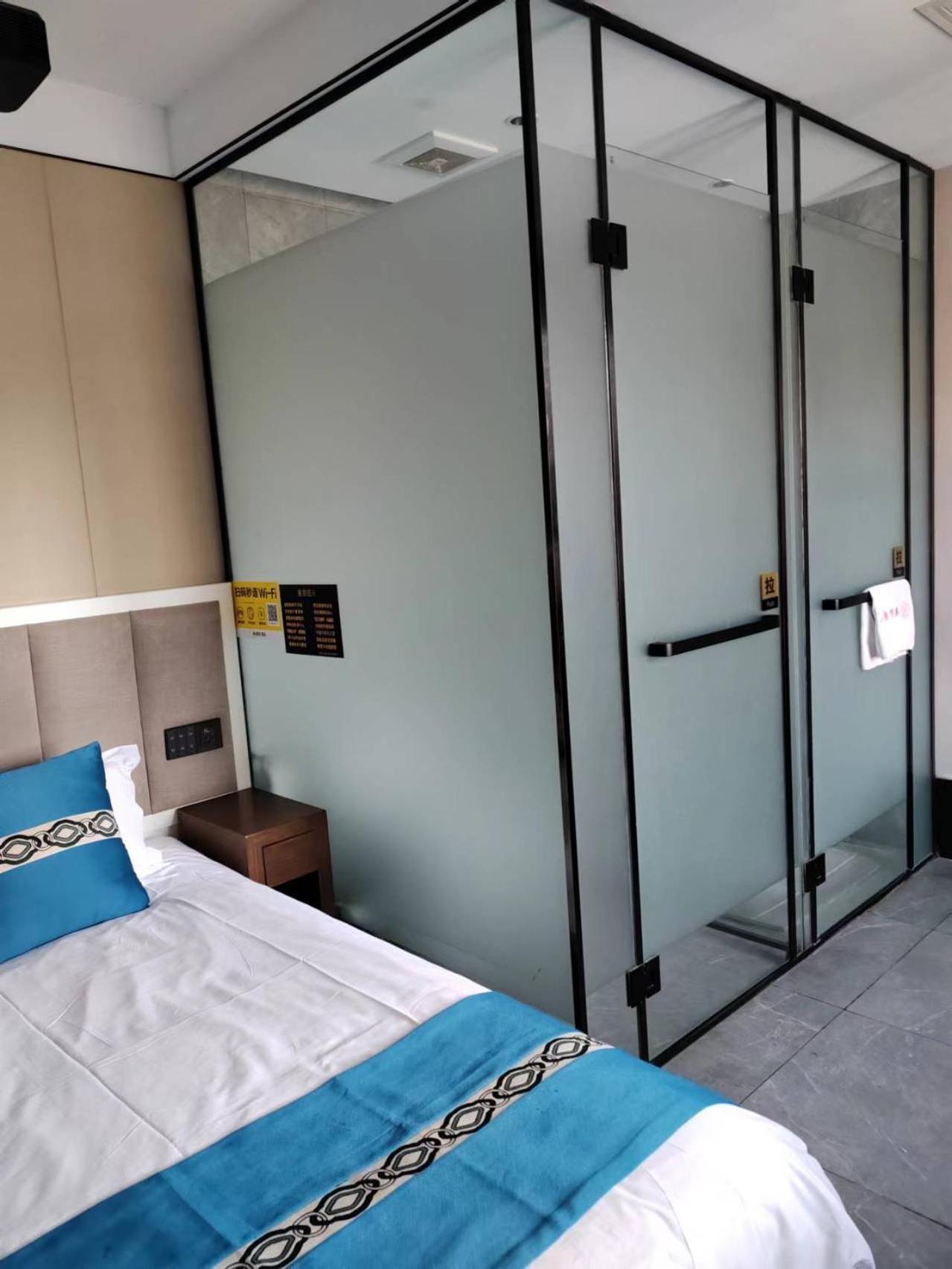 Tangfu - Located In The Center Adjacent To The Subway Station Close To Nanluoguxiang Gulou Temple Tiananmen Square Forbidden Temple Of Heaven Providing Laundry Car And Ticketing Services Hotel