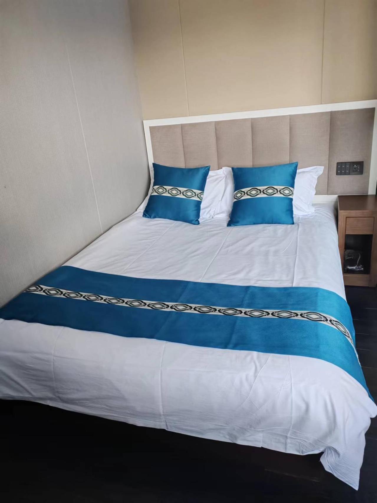 Hotel Tangfu - Located In The Center Adjacent To The Subway Station Close To Nanluoguxiang Gulou Temple Tiananmen Square Forbidden Temple Of Heaven Providing Laundry Car And Ticketing Services Peking