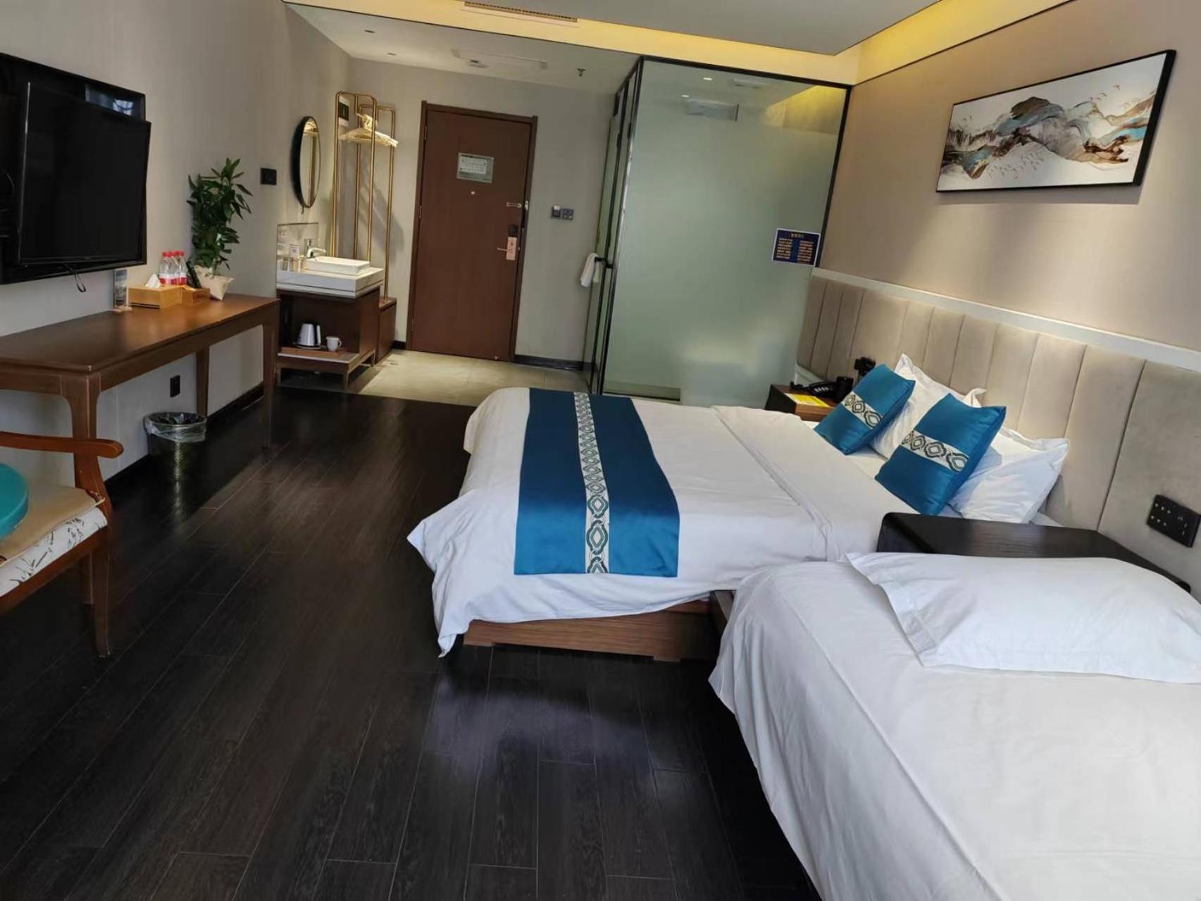 Tangfu - Located In The Center Adjacent To The Subway Station Close To Nanluoguxiang Gulou Temple Tiananmen Square Forbidden Temple Of Heaven Providing Laundry Car And Ticketing Services Hotel